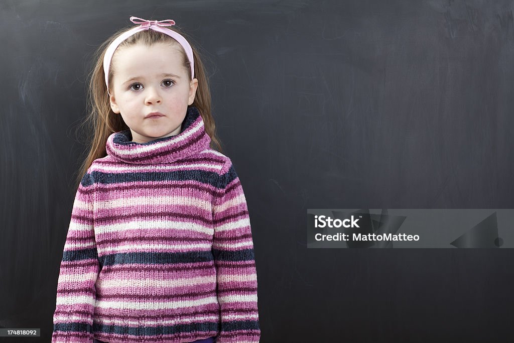 Linda chica frente de un chalkboard - Foto de stock de Aprender libre de derechos