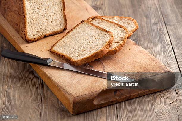 Domowy Chleb Na Deska Do Krojenia - zdjęcia stockowe i więcej obrazów Chleb krojony - Chleb krojony, Kuchnia, Stół