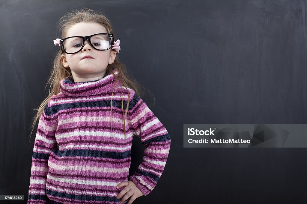 Rapariga engraçada em frente de um chalkboard - Royalty-free Aprender Foto de stock