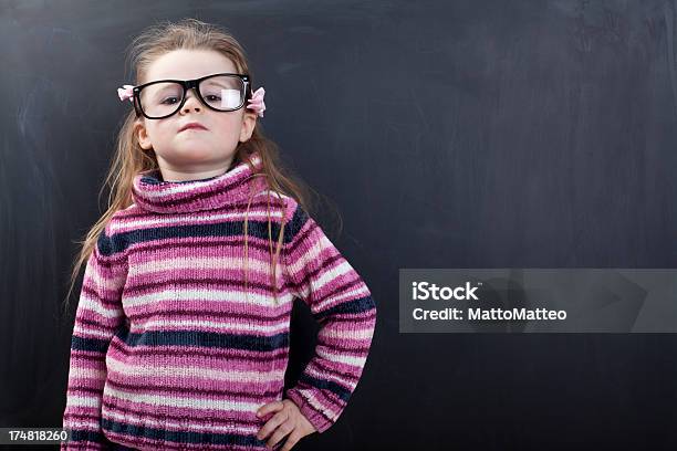 Foto de Linda Garota Na Frente De Um Chalkboard e mais fotos de stock de Aprender - Aprender, Beleza, Branco