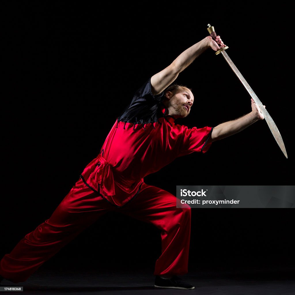 Shaolin Kung Fu fighting position Da Dao Schwert auf Schwarz - Lizenzfrei Wushu Stock-Foto