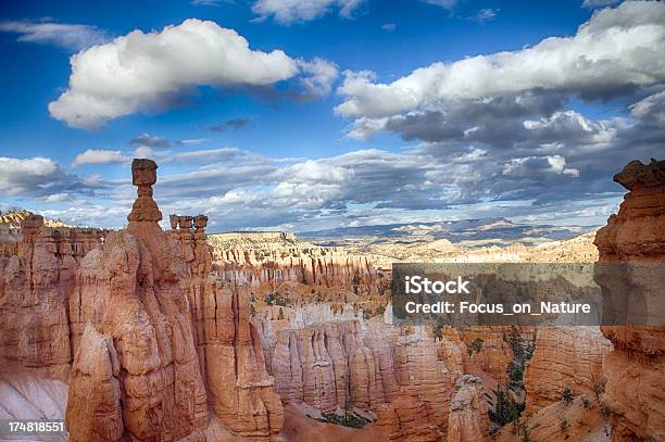 Park Narodowy Bryce Canyon - zdjęcia stockowe i więcej obrazów Bajeczne kominy i iglice skalne - Bajeczne kominy i iglice skalne, Bez ludzi, Czerwony