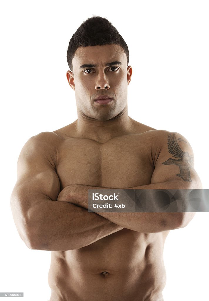 Hombre sin camisa con musculares brazos cruzados - Foto de stock de 20 a 29 años libre de derechos