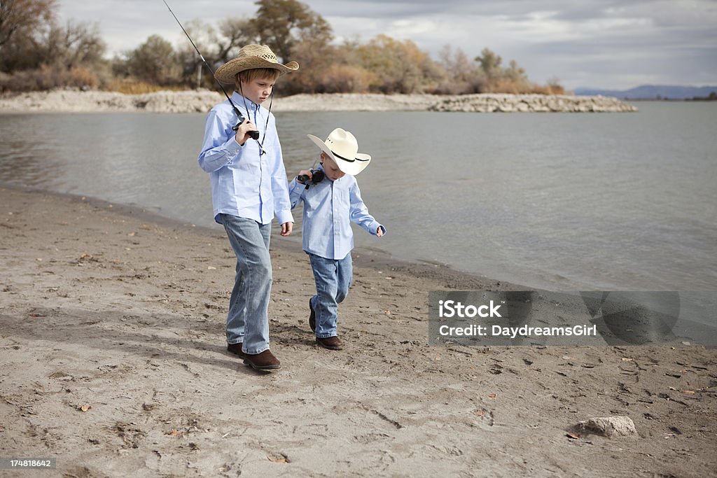 Brüder mit Cowboy-Hüte zu Fuß am Strand mit Angeln Stangen - Lizenzfrei 10-11 Jahre Stock-Foto