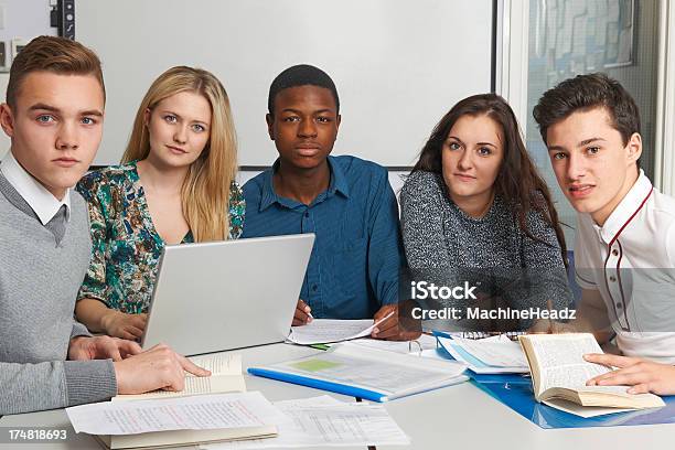 Grupo De Adolescente Alumnos Trabajando En Clase Foto de stock y más banco de imágenes de Adolescente - Adolescente, Africano-americano, Afrodescendiente