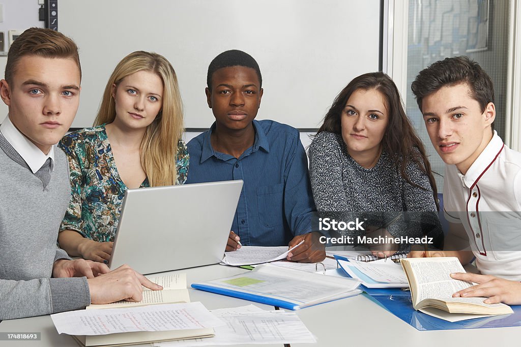 Groupe de jeunes élèves travaillant dans une salle de classe - Photo de Adolescent libre de droits