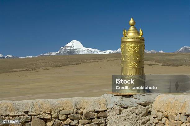 Cilindro Dorada Del Dharma Foto de stock y más banco de imágenes de Aldea - Aldea, Arquitectura, Asia