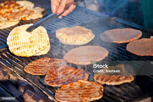 Photo libre de droit de Viande Sur Le Barbecue banque d'images et plus d'images libres de droit de Aliment - Aliment, Aliment cru, Aliment en portion