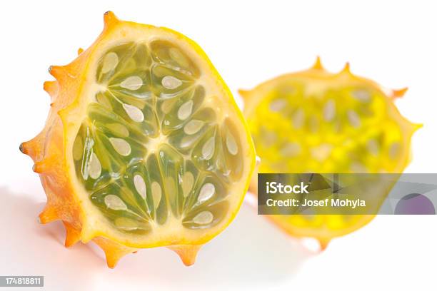Kiwano Frutas Foto de stock y más banco de imágenes de Alimento - Alimento, Amarillo - Color, Clima tropical