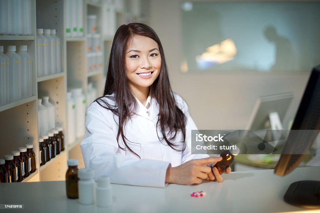 Kobieta Farmaceuta - Zbiór zdjęć royalty-free (Farmaceutka)