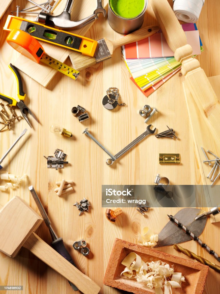 Bricolaje en un reloj con su decoración y herramientas de trabajo - Foto de stock de Bisagra libre de derechos
