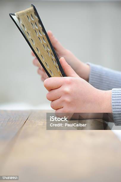 Donna Pregare Con La Bibbia In Mano - Fotografie stock e altre immagini di Adulto - Adulto, Ambientazione tranquilla, Amore