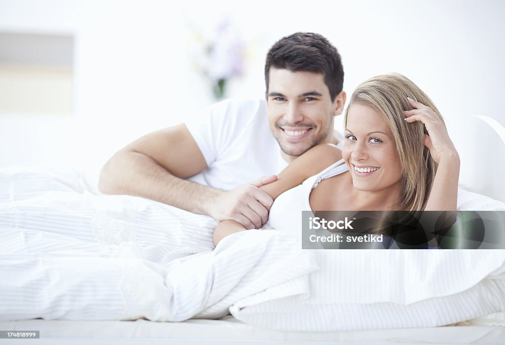 Casal na cama. - Royalty-free 20-24 Anos Foto de stock