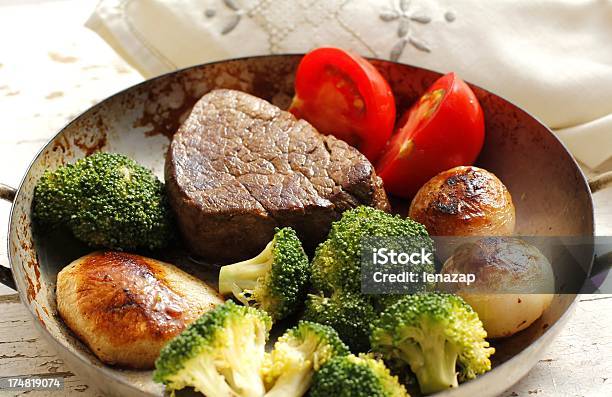 Filete De Res En El Bombo Con Brócoli Y Papas Foto de stock y más banco de imágenes de Bistec - Bistec, Brécol, Carne