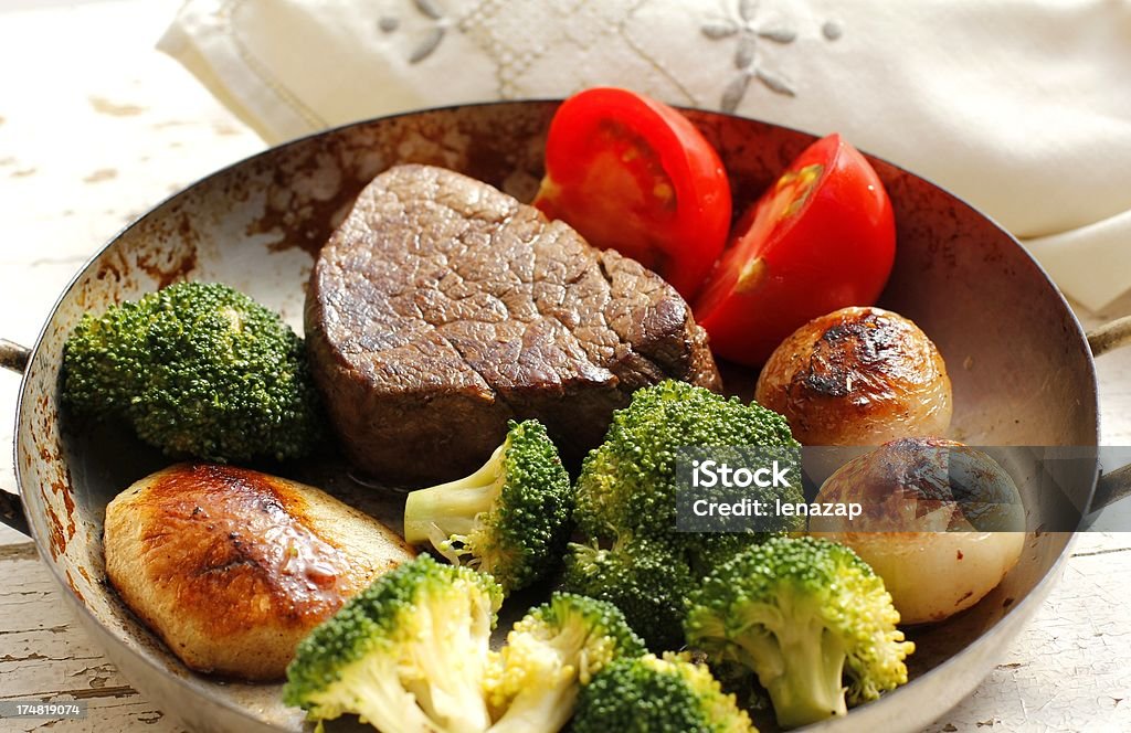 Bife de Filete no recipiente com Brócolos e Batata - Royalty-free Batatas Preparadas Foto de stock