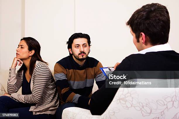 Matrimonio Asesoramiento Foto de stock y más banco de imágenes de Adulto - Adulto, Adulto joven, Adversidad