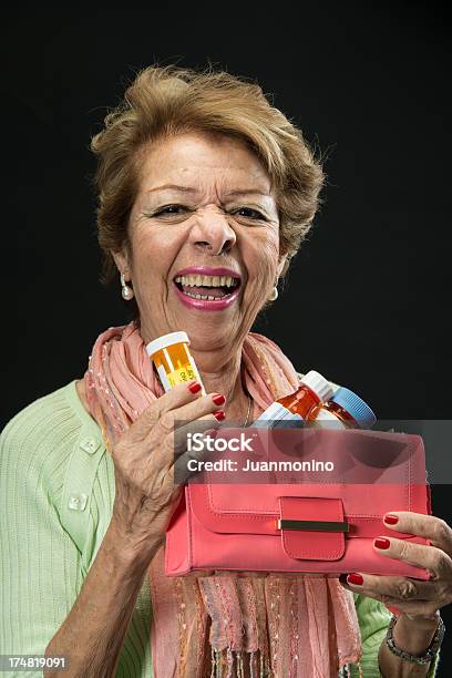 Mostrar O Comprimido - Fotografias de stock e mais imagens de 70 anos - 70 anos, Adulto, Bolha - Ferido