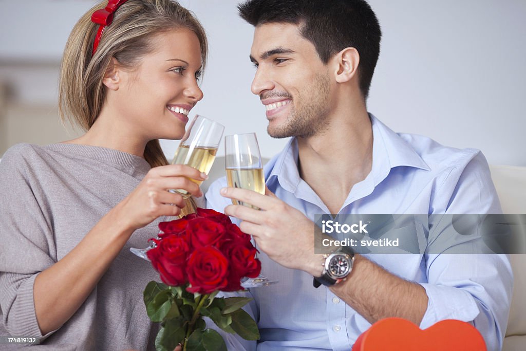 Lindo casal de data - Foto de stock de 20-24 Anos royalty-free