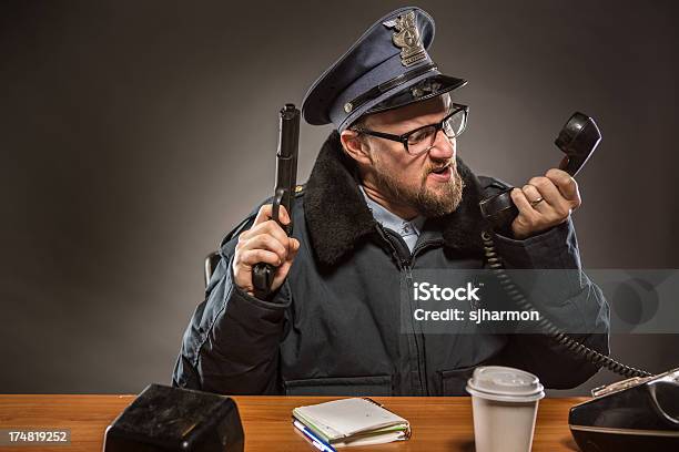 Commissario Di Polizia Di Parlare Al Telefono Con Pistola In Mano - Fotografie stock e altre immagini di Adulto