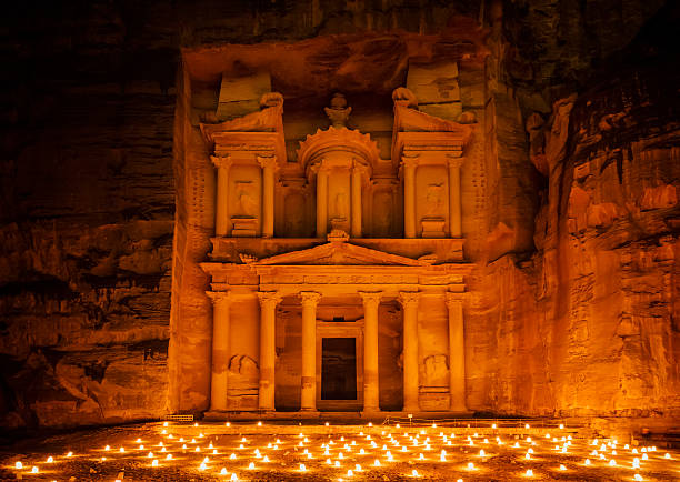 페트라 야경-국고 - stone architecture and buildings monument temple 뉴스 사진 이미지