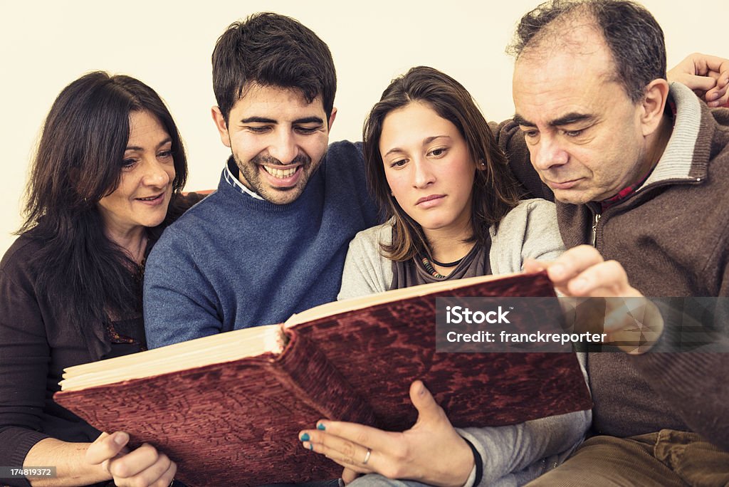 Bella famiglia felice ricordare i vecchi tempi - Foto stock royalty-free di 40-44 anni