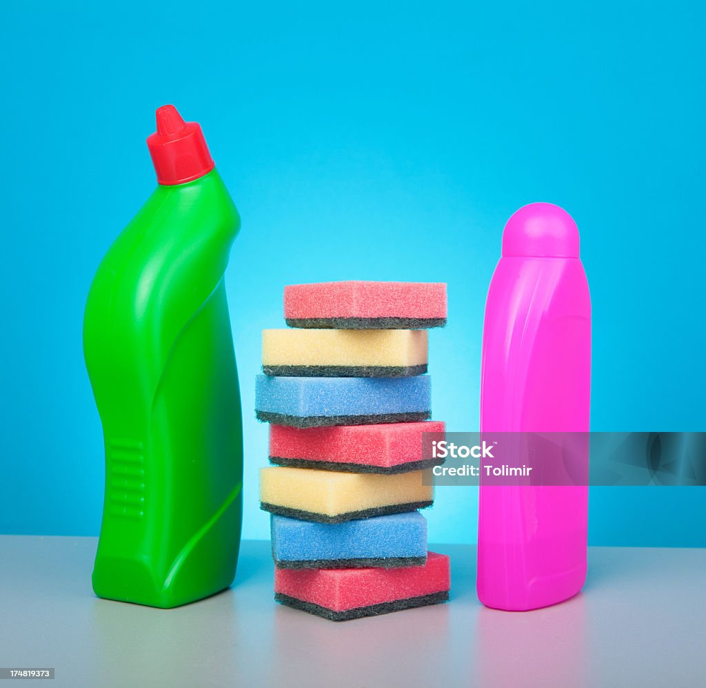 Bottiglie di plastica di prodotti di pulizia e tamponi - Foto stock royalty-free di Attrezzatura