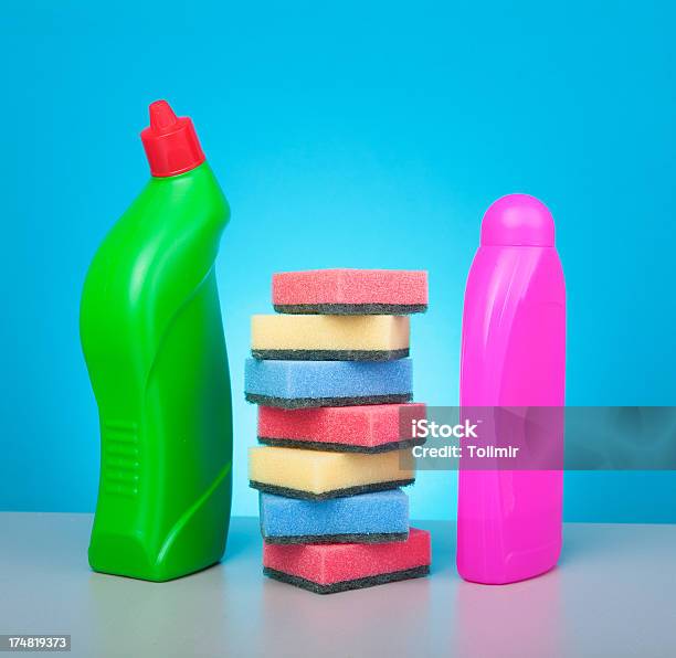 Garrafas De Plástico De Produtos De Limpeza E De Esponjas - Fotografias de stock e mais imagens de Afazeres Domésticos