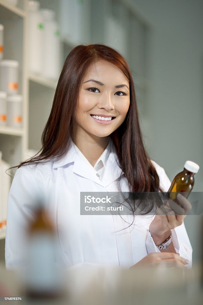 Feminino farmacêutico - Foto de stock de 20 Anos royalty-free