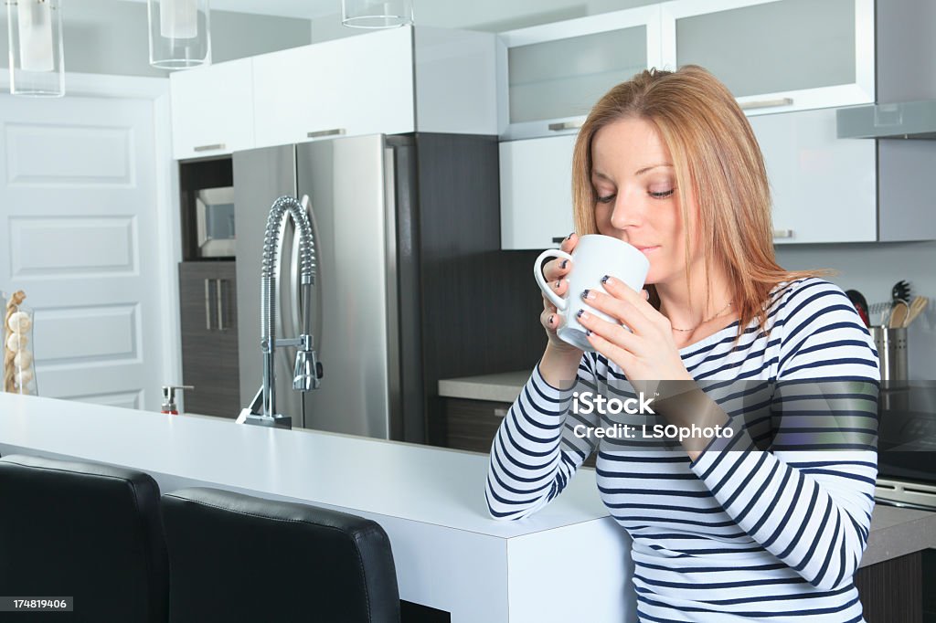 Kitchen-젊은 여자 냄새 티 - 로열티 프리 가정 주방 스톡 사진
