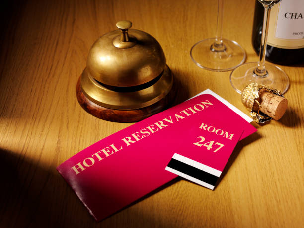 ホテルのご予約には、コンシェルジュデスクのチケット - hotel reception vacations ticket hotel key ストックフォトと画像