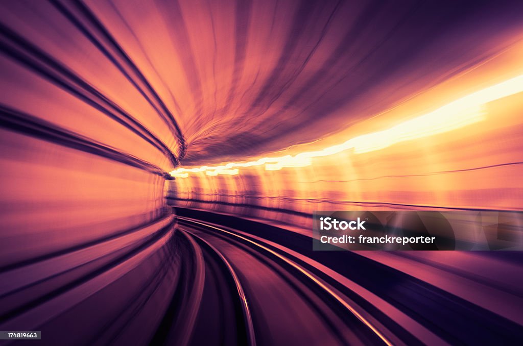 Luci nel tunnel-effetti di motion blur - Foto stock royalty-free di Moderno