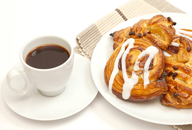 кофе и плюшки - coffee break coffee black danish pastry стоковые фото и изображения