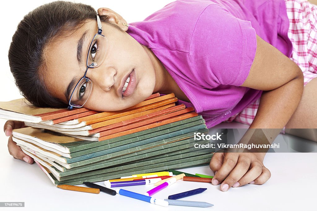 Cansado Sleepy Indian Chica adolescente estudiante con sus libros - Foto de stock de 12-13 años libre de derechos