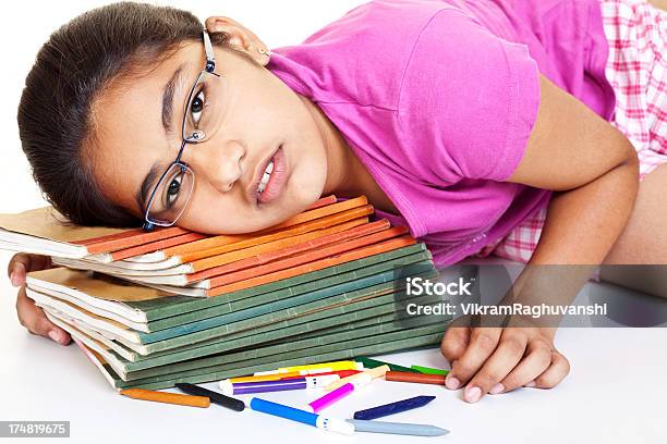 Cansado Sleepy Indian Chica Adolescente Estudiante Con Sus Libros Foto de stock y más banco de imágenes de 12-13 años