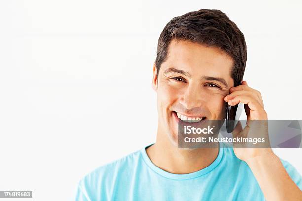 Foto de Feliz Jovem Em Ligue e mais fotos de stock de 20 Anos - 20 Anos, Adulto, Camiseta