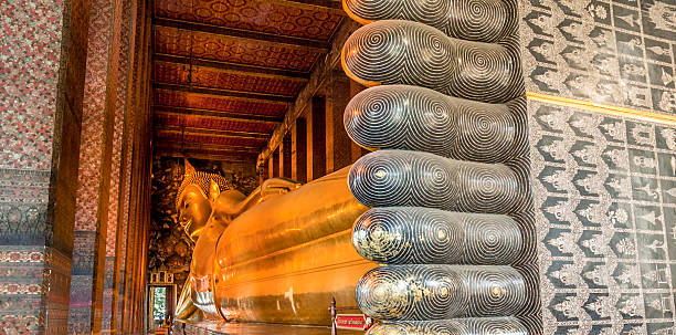 leżący budda w wat pho bangkok, tajlandia - reclining buddha zdjęcia i obrazy z banku zdjęć