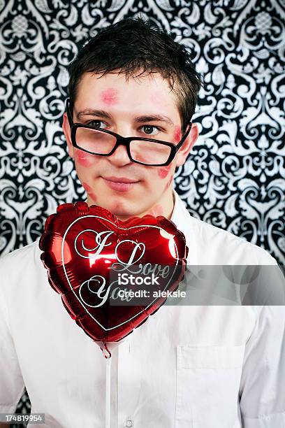 Mann Hält Rotes Herz Balloon Stockfoto und mehr Bilder von Cool und Lässig - Cool und Lässig, Ein Mann allein, Eine Person