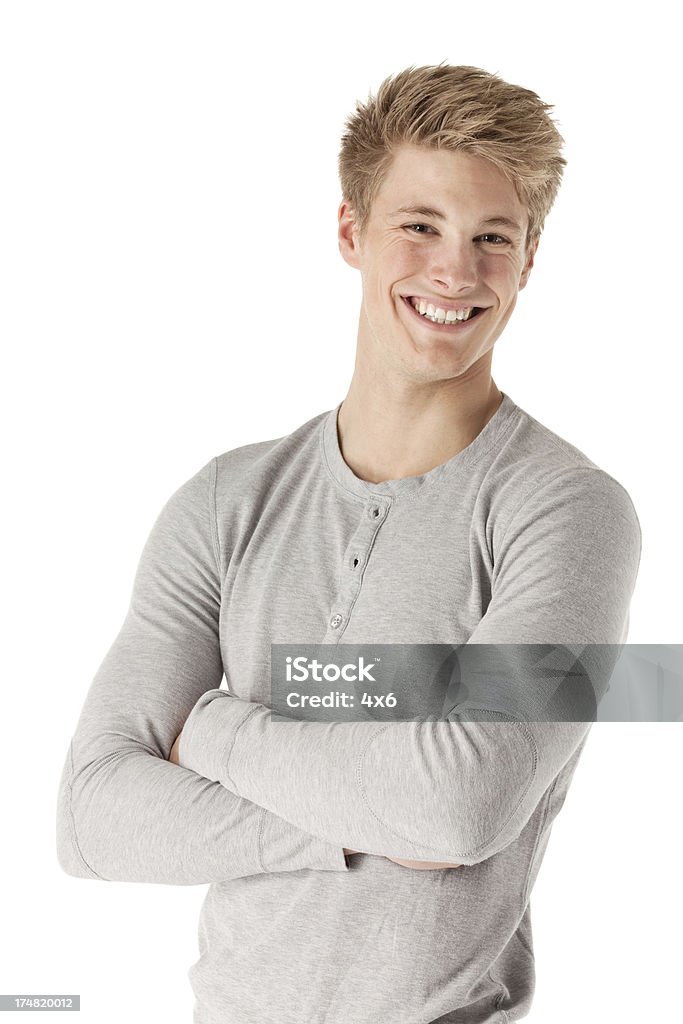 Sorridente jovem de pé com os braços cruzados - Royalty-free Fundo Branco Foto de stock