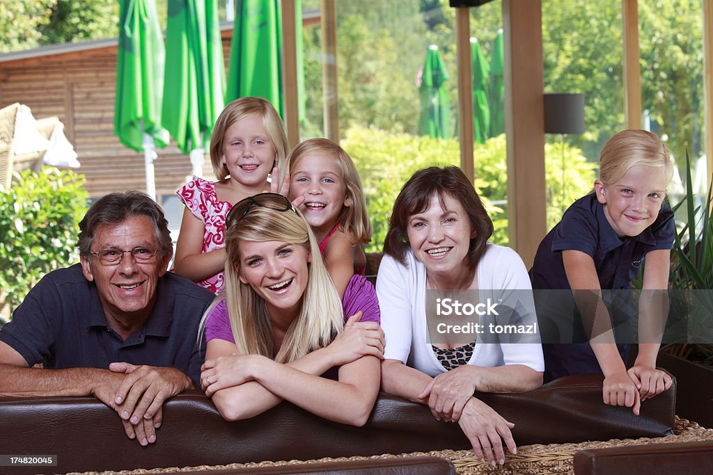 Retrato de familia de tres generaciones - Foto de stock de 30-39 años libre de derechos