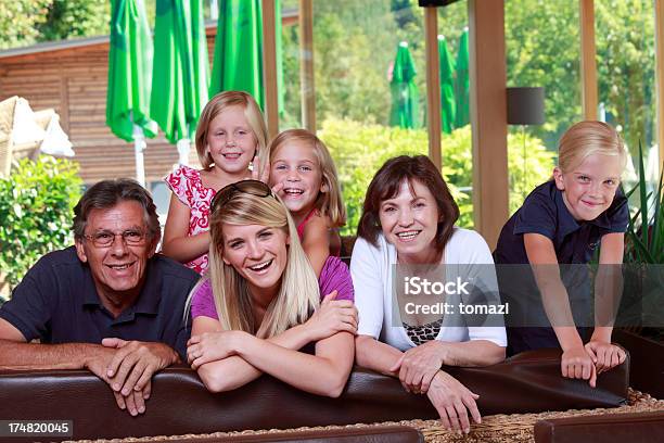 Retrato De Familia De Tres Generaciones Foto de stock y más banco de imágenes de 30-39 años - 30-39 años, 6-7 años, 60-69 años