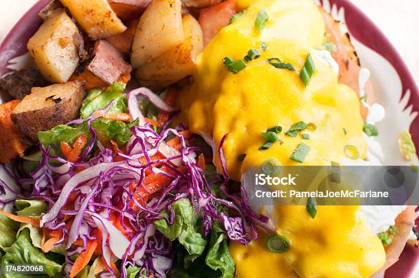 Eggs Benedict Salat Und Rösti Stockfoto und mehr Bilder von Bildschärfe - Bildschärfe, Brotsorte, Café