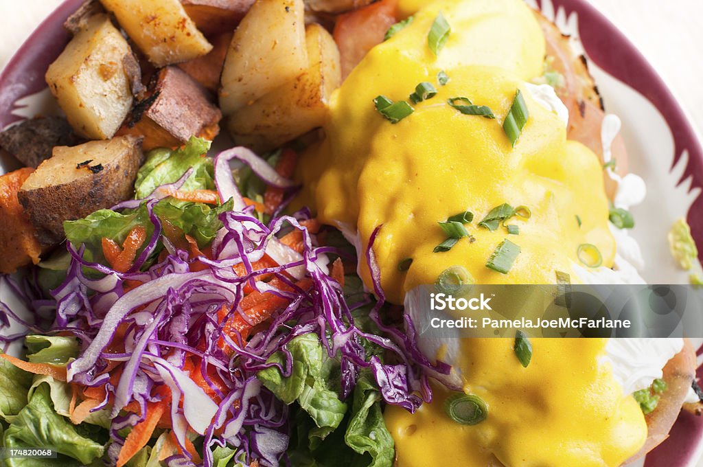 Huevos Benedict, Hash Browns y ensalada - Foto de stock de Alimentos cocinados libre de derechos