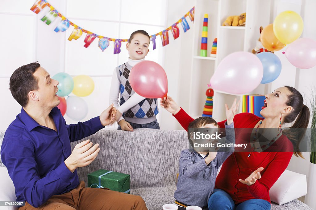 Família comemorando um aniversário - Foto de stock de Adulto royalty-free