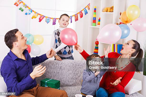 Família Celebrando Um Aniversário - Fotografias de stock e mais imagens de Adulto - Adulto, Alegria, Aluno de Jardim de Infância