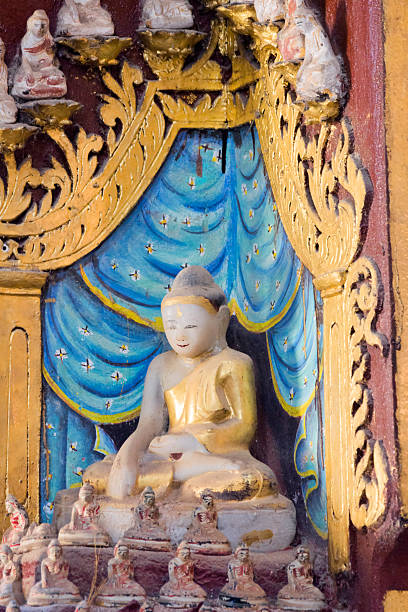 статуи будды в thanboddhay pagoda (monywa, мьянма) - thanboddhay paya famous place architecture indoors стоковые фото и изображения