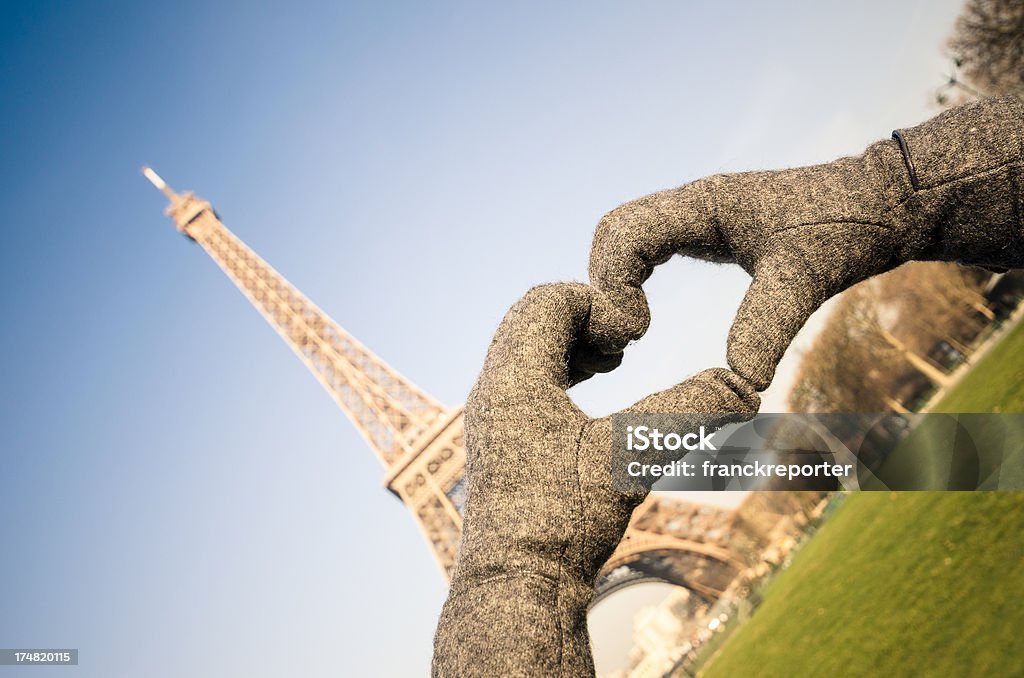 Mano umana forma di amore a Parigi con la Torre Eiffel - Foto stock royalty-free di Ambientazione esterna