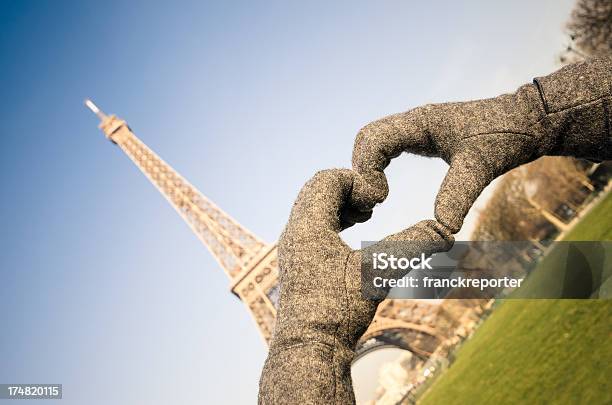 Foto de Mão Humana Amor Forma Em Paris Com A Torre Eiffel e mais fotos de stock de Alto - Descrição Geral - Alto - Descrição Geral, Amor, Arquitetura