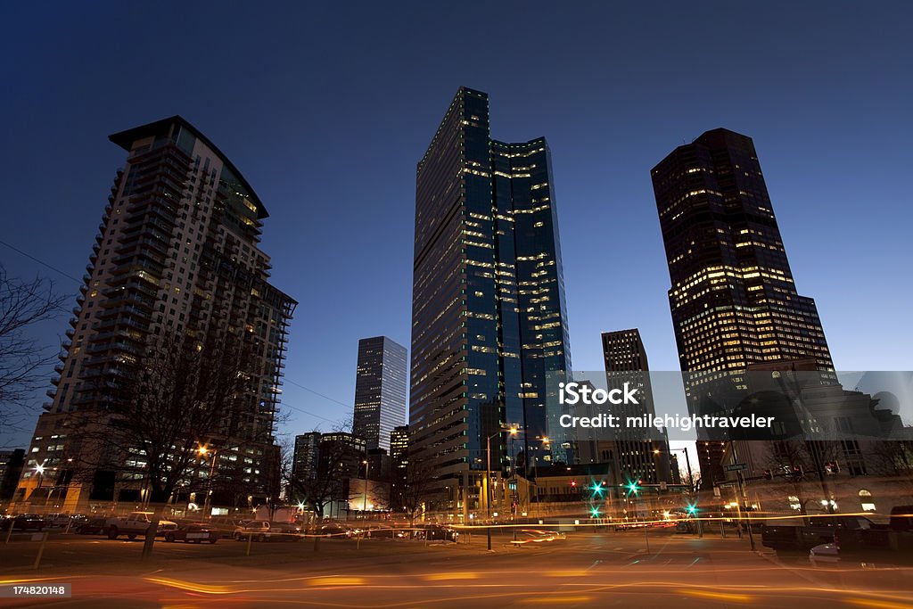 De Denver e arranha-céus de noite - Foto de stock de Denver royalty-free