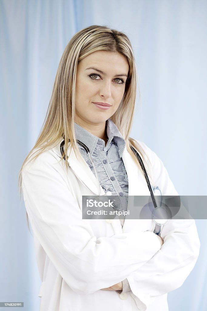 Confiant femme médecin - Photo de 25-29 ans libre de droits