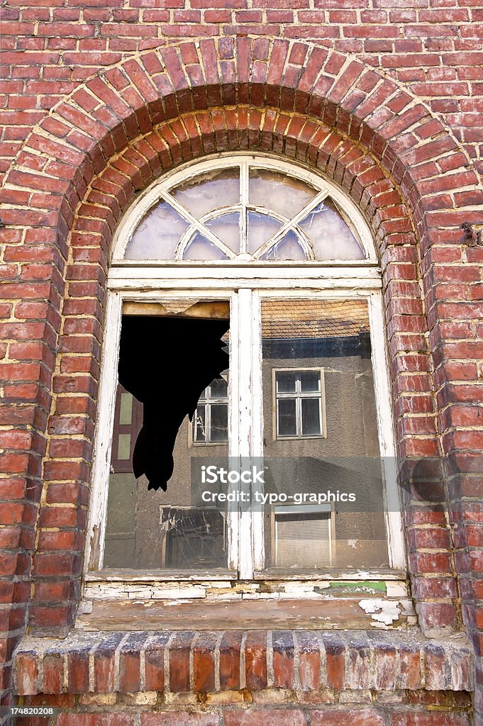 Разрушают окно с поврежденной Здание - Стоковые фото Архитектура роялти-фри